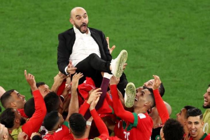 "أرسلتنا إلى الديار".. ردود أفعال الصحف الإسبانية بعد تأهل المغرب لربع نهائي المونديال